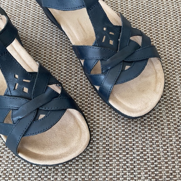 Earth Origins Sandals navy blue. 7 1/2 medium. - Picture 2 of 9